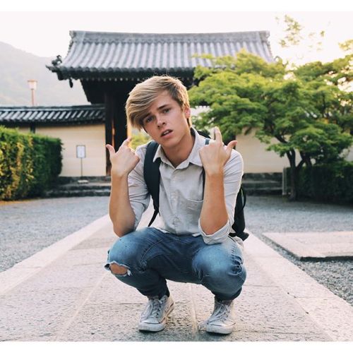 lxkekorns:  lukekorns: Woah dude x