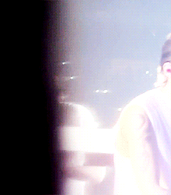 fyonedirection:  harry tying and kissing niall’s shoe | houston 
