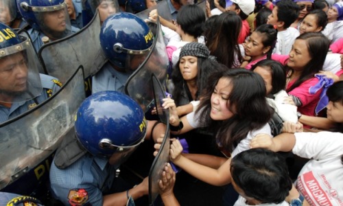 holdinghope: angryasiangirlsunited: mymixture: Female protesters scuffle with riot police during a p