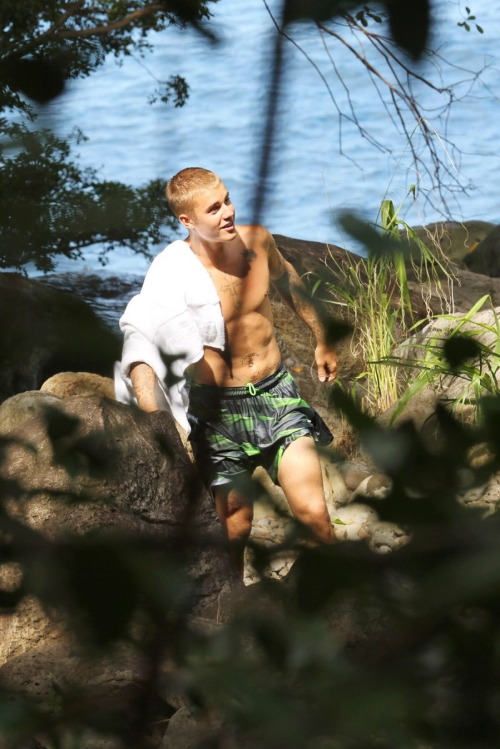 daravichet7777: fuckyoustevepena: More HQ Naked Pics of Justin Bieber in Hawaii Loy