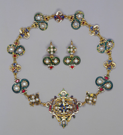 longliveroyalty:  Parure of necklace, brooch and earrings belonging to Mary, Queen of Scots, and given to her assistant Mary Seton. The parure was passed down in her family, and then gifted to Queen Mary on her and King George V’s Silver Jubilee. late