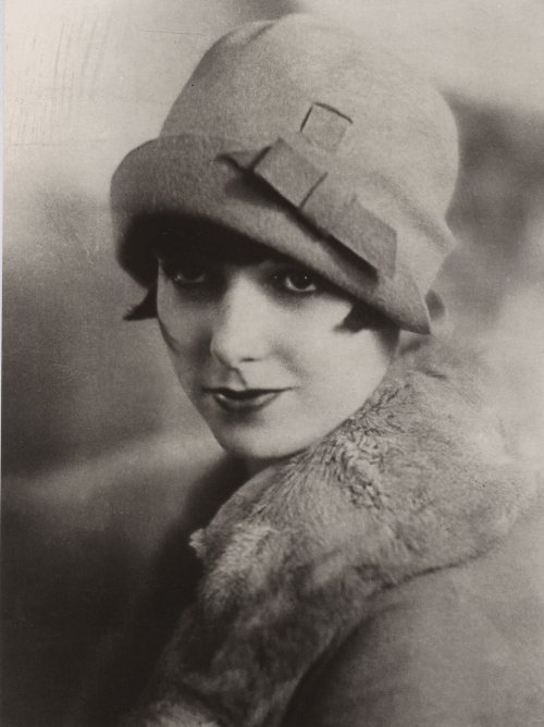 miss-flapper:Louise Brooks and cloche hat, 1920s