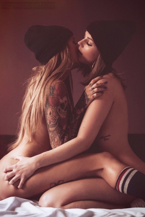 yes-weloveboobies:  Sallie axl and holly eriksson