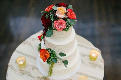 Drooling over this dreamy #weddingcake || Photographer: @freireweddingphoto | #rentmywedding