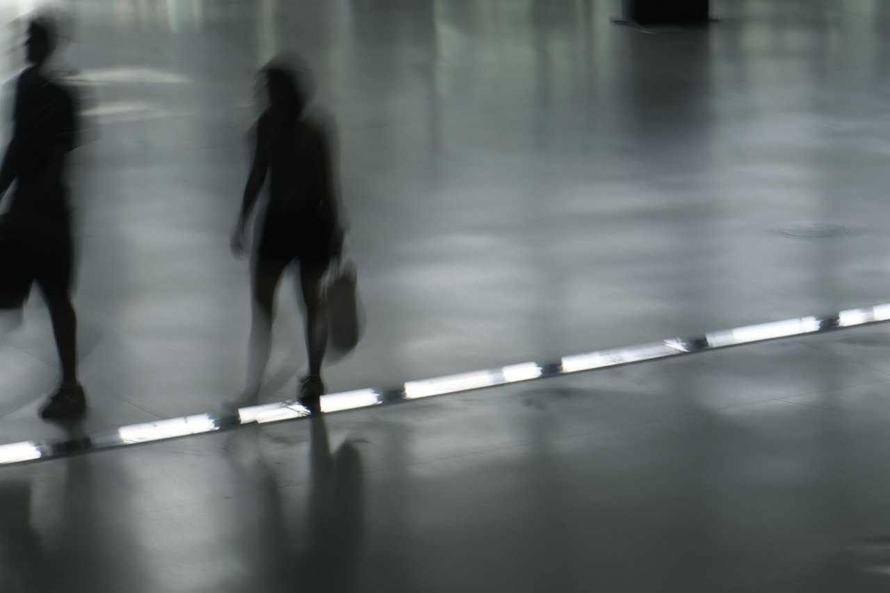julialametta:“walk on by” / Paris / France / ©julialametta