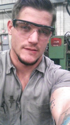 damnhugecock: Hot dude at work.