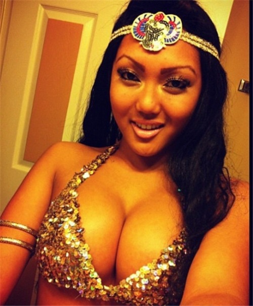 fine-tits-and-ass:  Busty babe selfshot cleavage