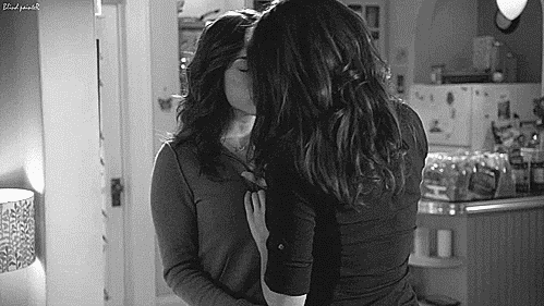 lesbianred:  lesbiansilk:  Being Erica - s01e09 (2009) - Anna Silk & Erin Karpluk (IMDb) (part 3)  Matt’s favourite lesbian scenes 102/10,000 (INDEX)   X