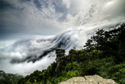 fuckyeahchinesefashion:  After a rainstorm in June, the cloud above Mount Lu庐山 looks like huge waterfall. 李松溪