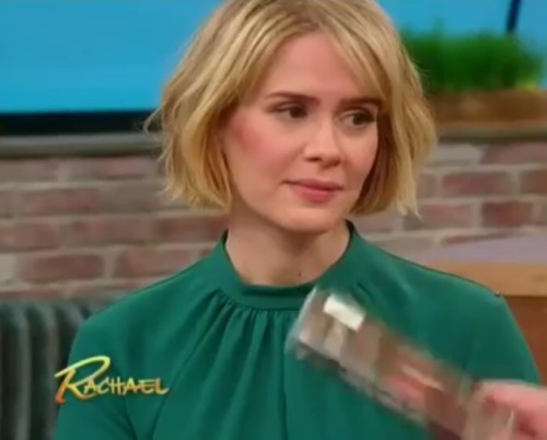 mypooorgayheart:HER FACE when Rachel ray announced she’s giving everyone a copy of coven.  I&r