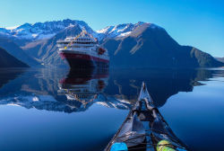 awesome-picz:      The Zen Of Kayaking: I Photograph The Fjords Of Norway From The Kayak Seat    