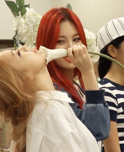 hyoyu - just casually messing playing with minah