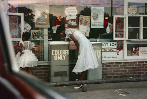 superbestiario:  “I saw that the camera could be a weapon against poverty, against racism, against all sorts of social wrongs. I knew at that point I had to have a camera.” – Gordon Parks Segregation history, Gordon parks. 1956 