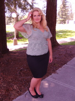 marshmallowfluffwoman:  I love lace and pencil skirts &lt;3 USA size 18, age 22. 