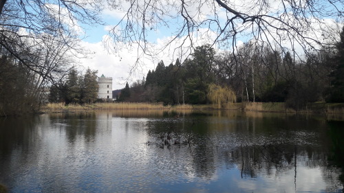 W zamkowym parku, Zamek KrasiczynKrasiczyn Castle, Poland