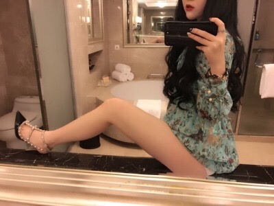 zilingjiang0608:  穿着衣的清纯的狗狗和脱光光的骚浪贱的狗狗，爸爸们喜欢哪个呢
