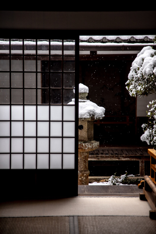 Snowy ripples at Daitokuji zen garden,and serene wintery marumado (round window) at Genko-an, by Pra