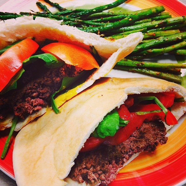Late lunch. Lean beef in a pita with mustard, spinach and tomato. Roasted asparagus. 1 yellow, 1 red, 2 green. #beachbody #21dayfix #21dayfixapproved #healthy #healthstartshere #fitness #foodblog #fitforlife #fitnotthin #spatoola