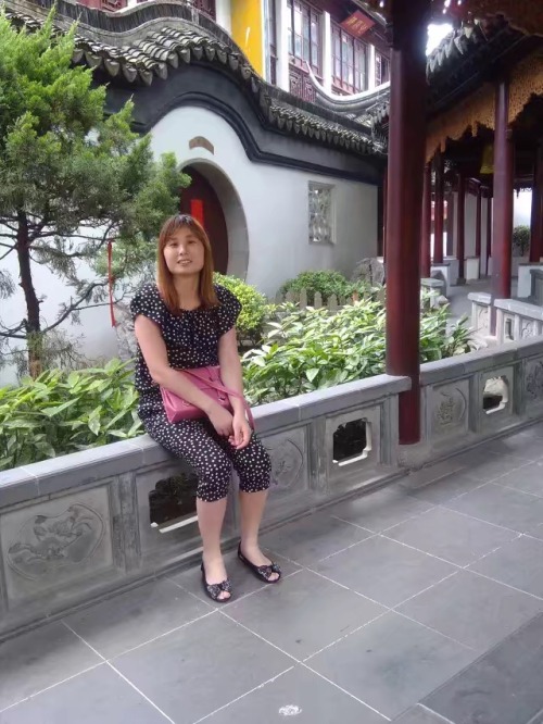做个预告——摇一摇认识的，去玩了两天，当然也发生了很多事。熟女，但是下面很是粉嫩，想看更多的就转发吧，后续都会贴上来。