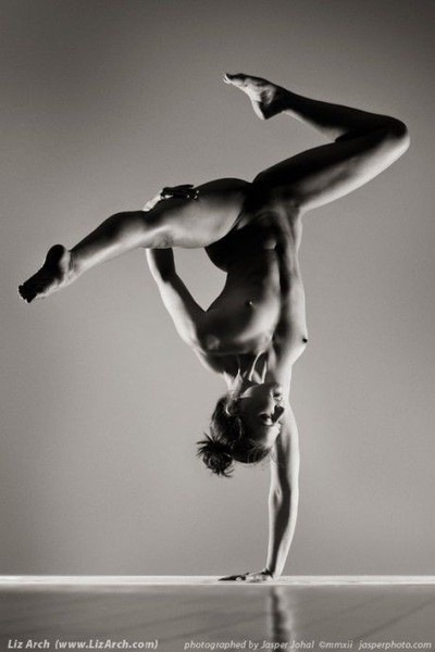 nudeexercise:  Outstanding and strong nude beauty. yogazm:  Amazing.