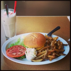 Stella&rsquo;s does a good burger! (at Stella&rsquo;s Diner Chicago)