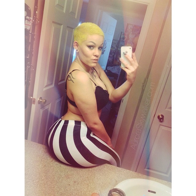 killerkurves:  auroraskywalker:  Chub-a-luvin 🐝💕 