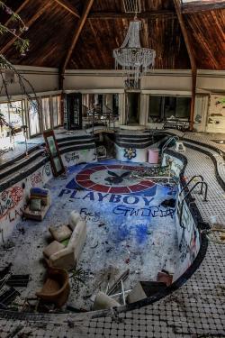 abandonedandurbex:  Swinger’s Tiki Palace