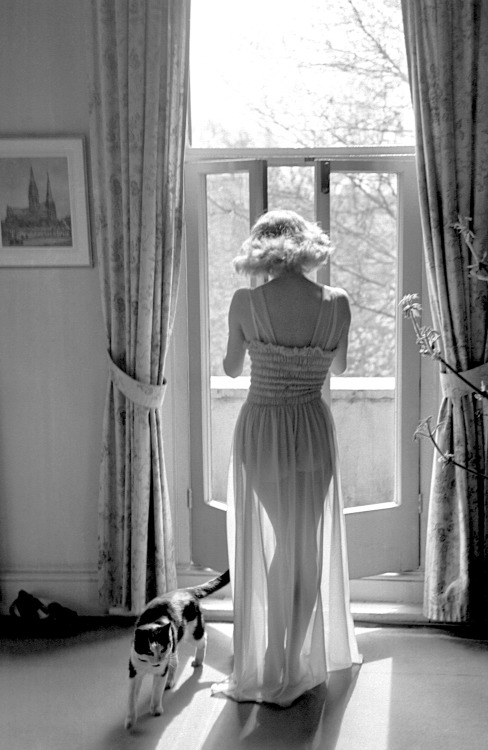 20th-century-man:A woman in a nylon nightie by Charmese / photo by Kurt Hutton, 1949.
