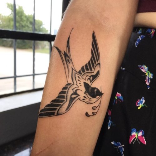 Peaceful swallow for @lydi_buggs thank you so much . #birdtattoo #swallowtattoo #blackandgreytattoo 