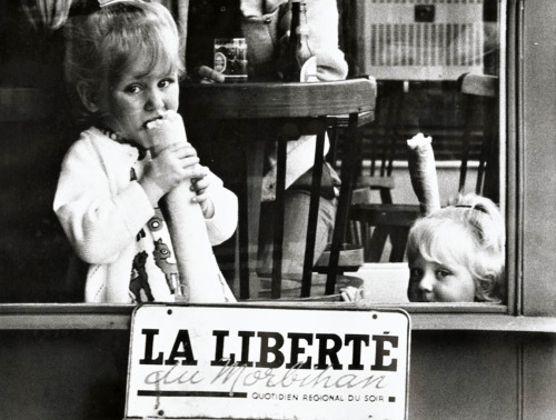 gourmands:Gérard Dussandier - Enfants avec baguette, 1960.