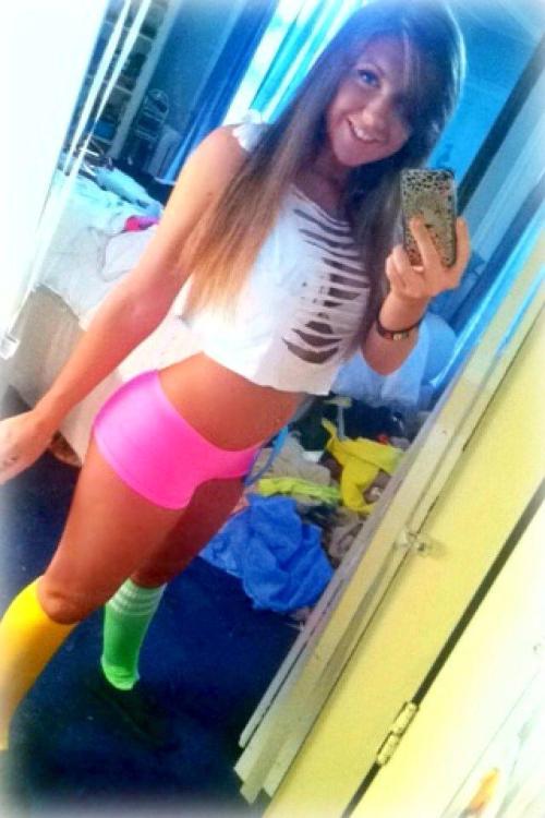 getsuswet:  exgirlfriend-photos:  sexy tight shorts selfshot  -Illianna