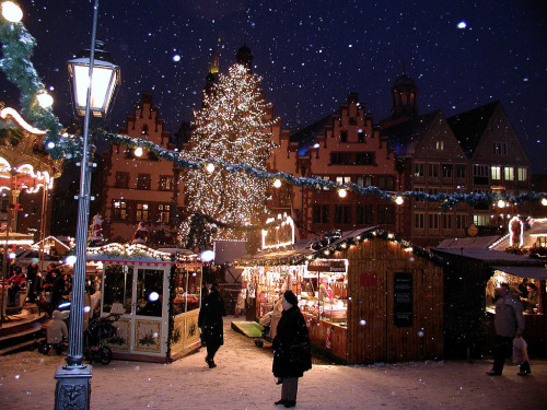 lifeuncommon:  Weihnachtsmärkte. No one does Christmas like Germany Stuttgart Nuremberg Köln Frankfurt in the snow Frankfurt 