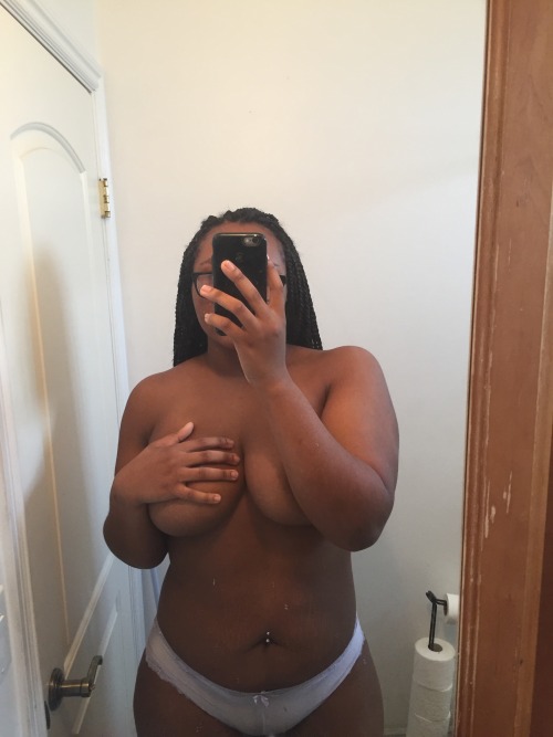 curtflirt509:  zarriaaaa:  I look little but I’m really 5'7  She is beautiful @zarriaaaa!!