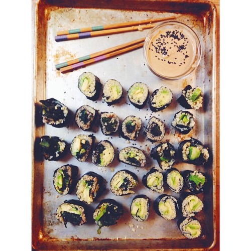 raw-food-porn:“Quinoa sushi with raw nori sheets, loads of avocado and steamed baby greens. Jack mad