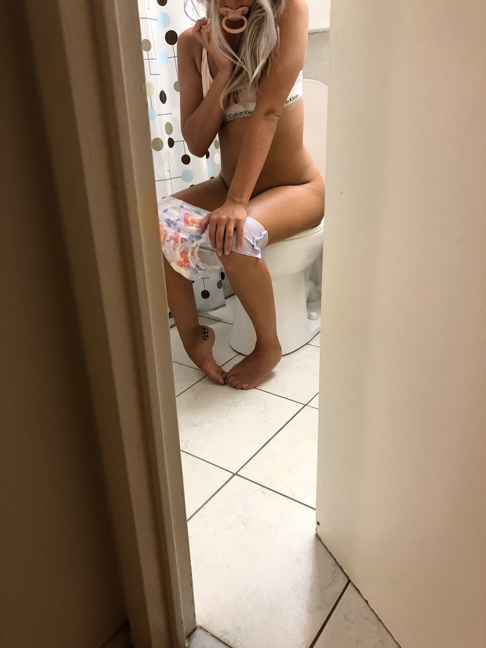 sunshine–babydoll:  Daddy, can you leave the door open a little bit? Juuuuust in