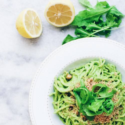 Glutenfree Spaghetti with Rocket PestoDa bin ich gerade dabei, mir Abendessen zu machen und mich a