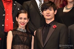   A video posted by 新Monday (@newmondayplus) on Jul 21, 2015 at 2:53am PDT Miura Haruma (Eren), Mizuhara Kiko (Mikasa), Hongo Kanata (Armin), Hasegawa Hiroki (Shikishima), Ishihara Satomi (Hanji), and more of the cast and crew at the Shingeki no Kyojin