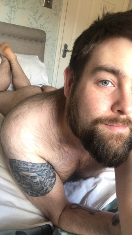 cardsonthemartyn: I felt ok* this morning so here’s a buttiful selfie 