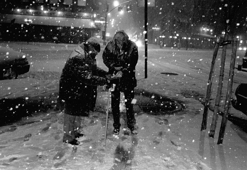 johnnycaramello-deactivated2014:  Joe Strummer giving money to a homeless person