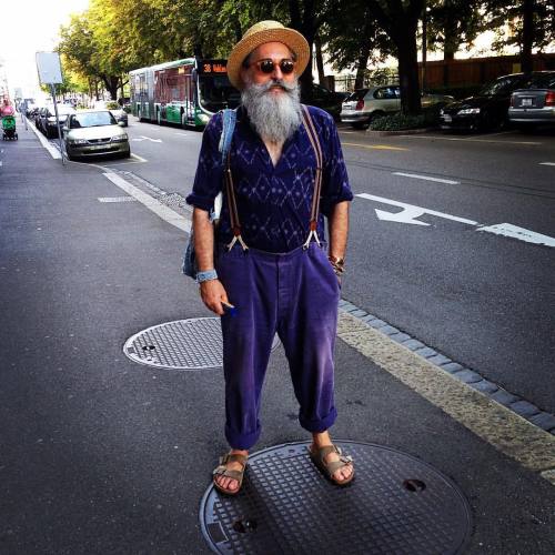 Love indigo - my old french vintage workpants from @kiliwatch.paris - a ikat shirt - suspenders - a 