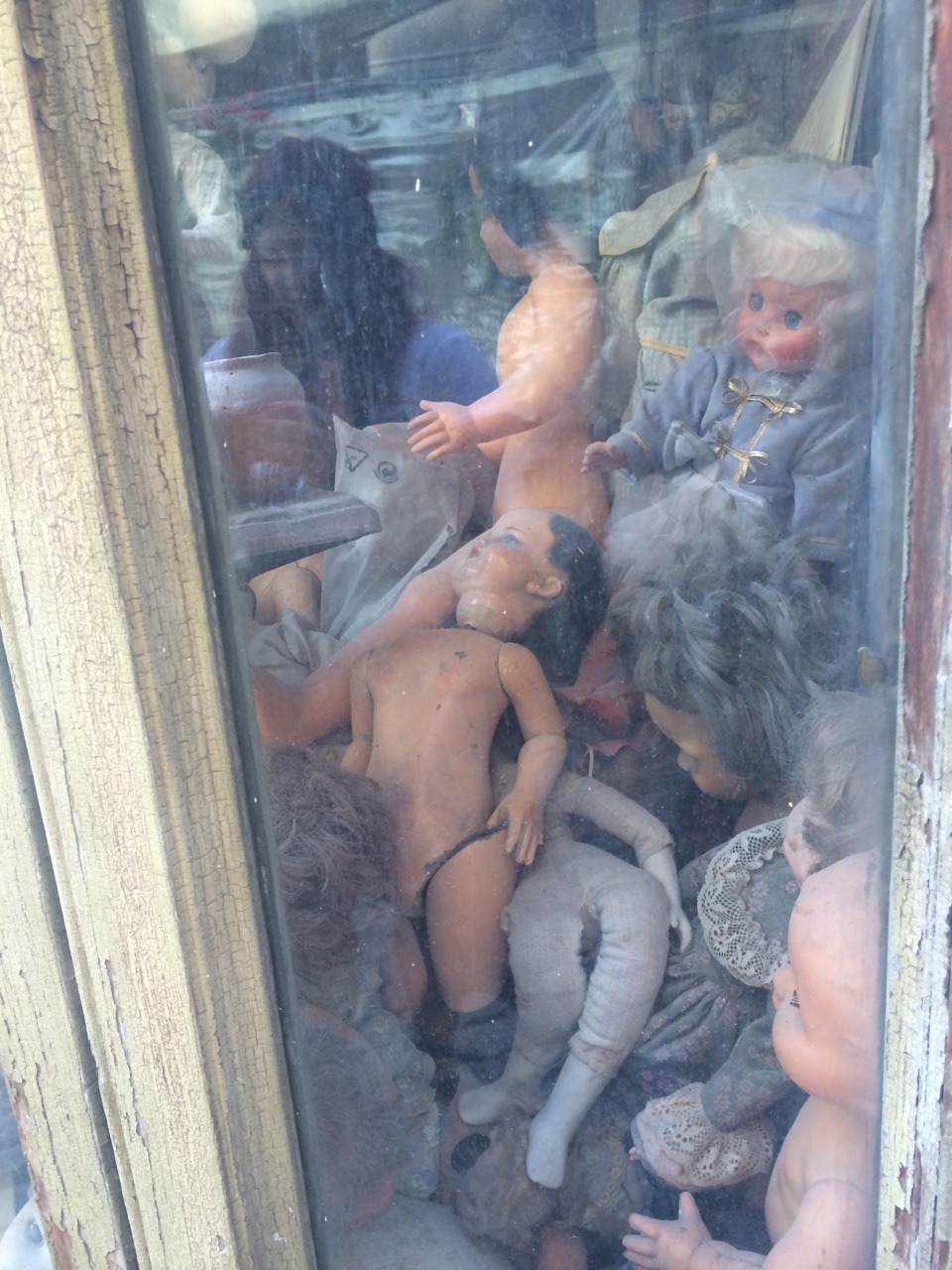 penis-hilton:  This little doll restoration shop is literally the creepiest thing