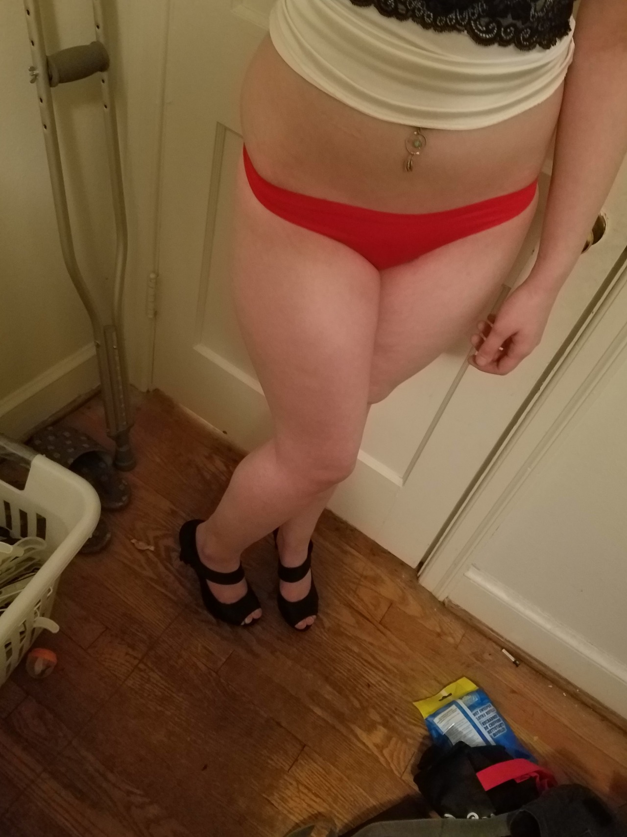 naughty-nikkis-nsfw:I found some cute heels and some sunglasses too. Packing is fun