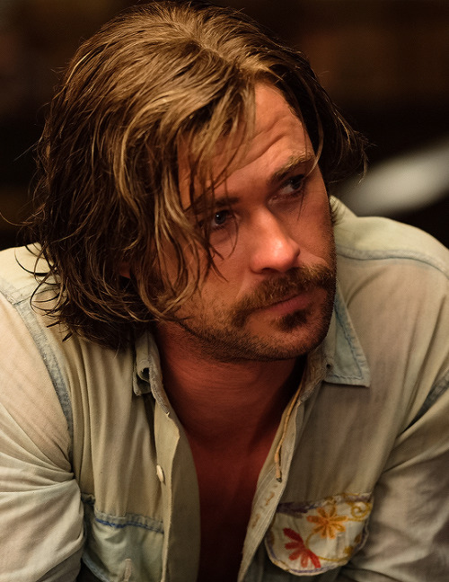 chrishemswrth:CHRIS HEMSWORTH Bad Times at the El Royale (2018) - Make up/Hair style by Luca Vanella