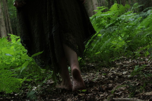 nicchessa:I love walking without shoes in the forest… Such a lovely feeling IG: Faespell