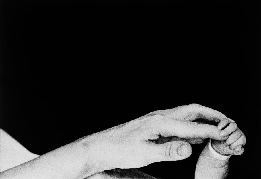 videoscript:  Mother holds her child’s hand. Eve Arnold, New York, 1959.