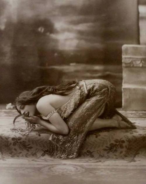 Sex vampsandflappers:  Alice Eis, of “Vampire pictures