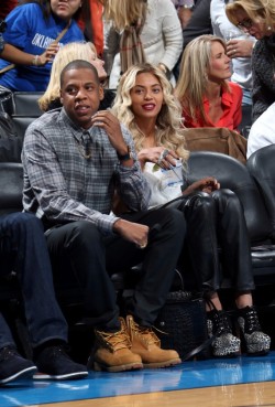 girlsluvbeyonce:  Beyoncé and Jay Z at the OKC-Clippers game last night (Nov 21) 