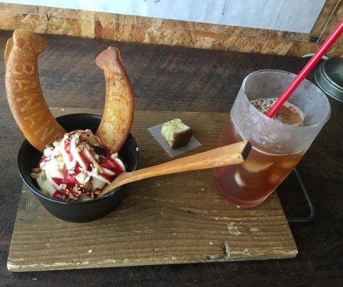 ７月いっぱいで店主引退するから、その前にご挨拶に。 (バナナ焼きのパピリカ)