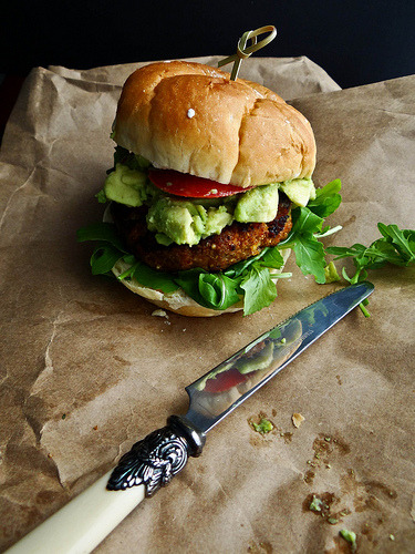 veg-killj0y:  vegan-yums:  maple chipotle sweet potato burger / recipe   Oooouu