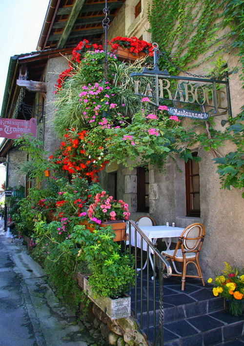 Small restaurant in Yvoire, Haute Savoie, France (by iboogaloo).